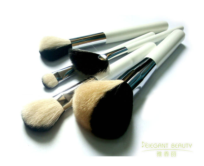 化妝刷的毛質(zhì)有哪些種類？各有什么優(yōu)缺點(diǎn)？