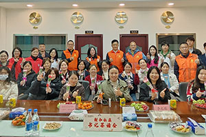 福城街道新和社區(qū)蒞臨雅香麗化妝用品（深圳）有限公司開(kāi)展“巾幗綻放.婦女權(quán)益保護(hù)法介紹”書(shū)記茶話(huà)會(huì)。